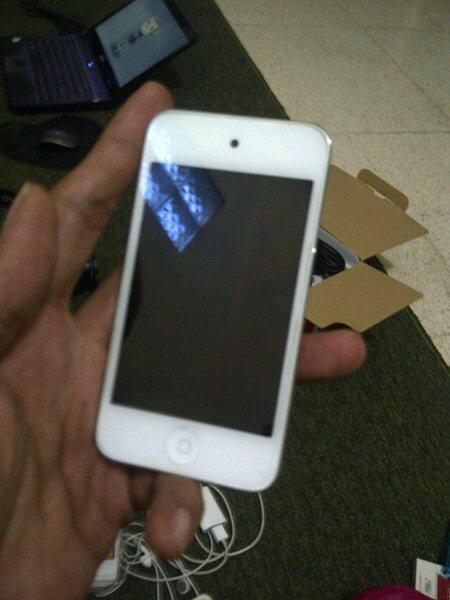 IPOD 4gen 8GB white/putih..mulus..murah gan..!! eks cewek..JOGJA.