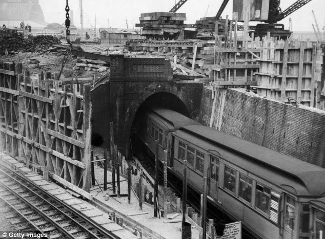 Layanan kereta bawah tanah pertama di dunia di Kota London