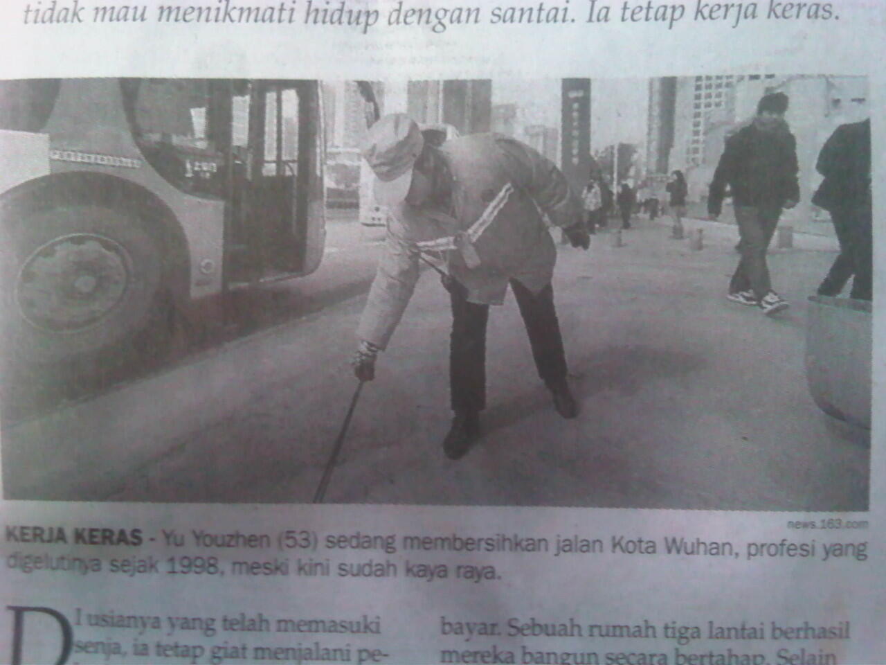 Miliarder Tetap Sapu Jalan Demi Ajari Anak Kerja Keras