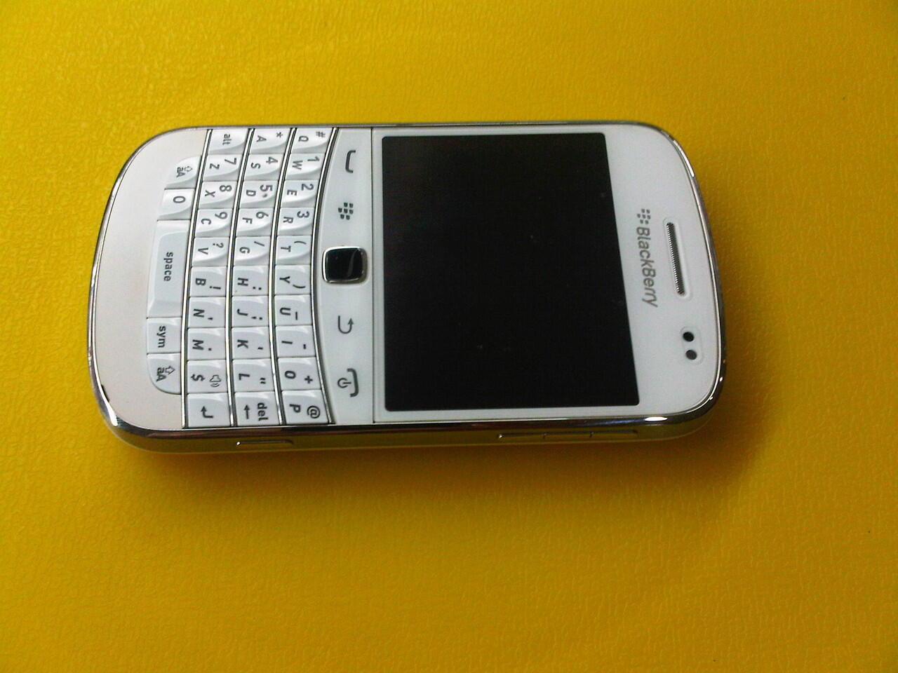 JUAL BLACKBERRY 9900 WHITE GARANSI TAM