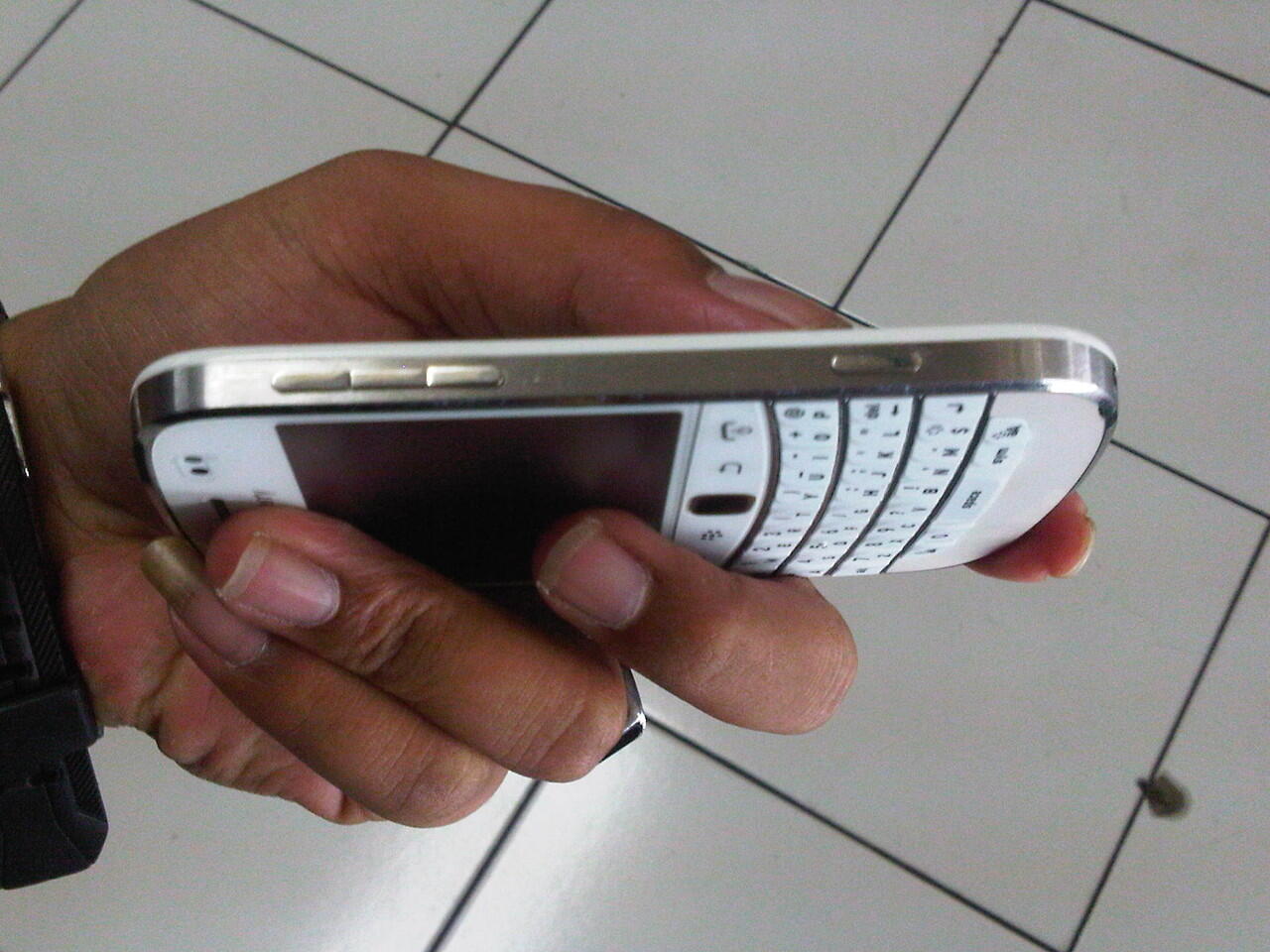 JUAL BLACKBERRY 9900 WHITE GARANSI TAM