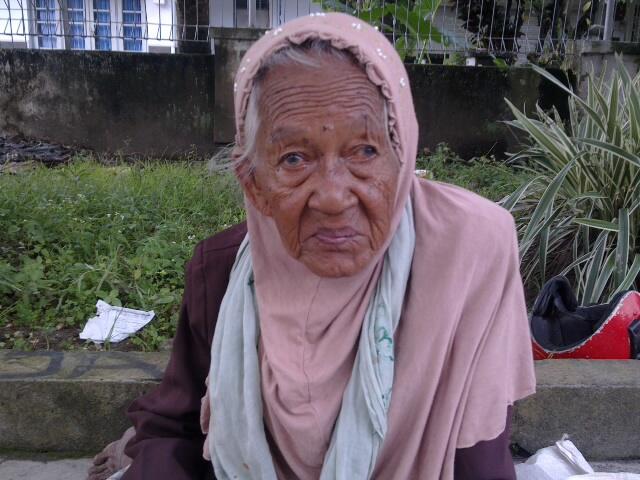 si Mbok penjual sapu lidi