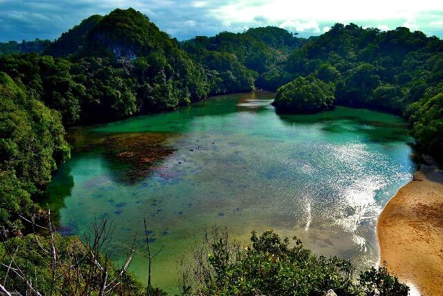 Melihat Dari Dekat Keindahan Pulau Sempu