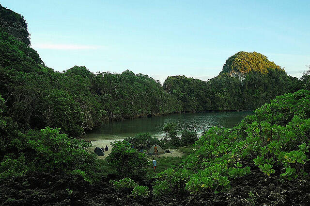 Melihat Dari Dekat Keindahan Pulau Sempu