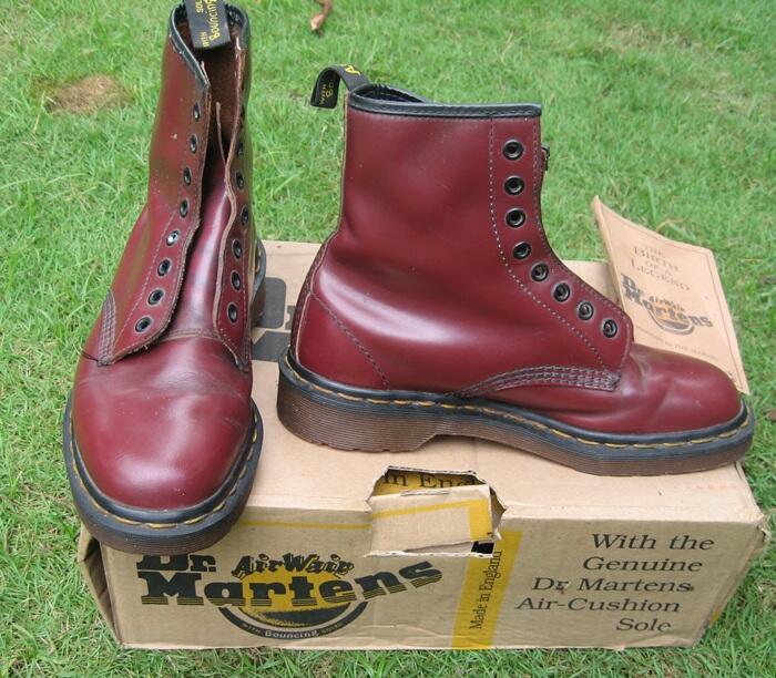 Terjual jual sepatu Dr Martin wanita maroon original bekas