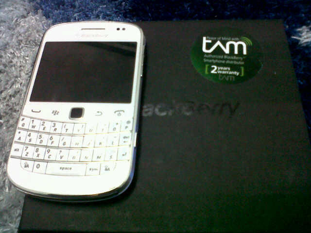 BB BOLD 9900 "DAKOTA PUTIH" GARANSI TAM 2 TAHUN