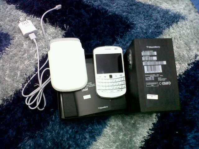 BB BOLD 9900 "DAKOTA PUTIH" GARANSI TAM 2 TAHUN
