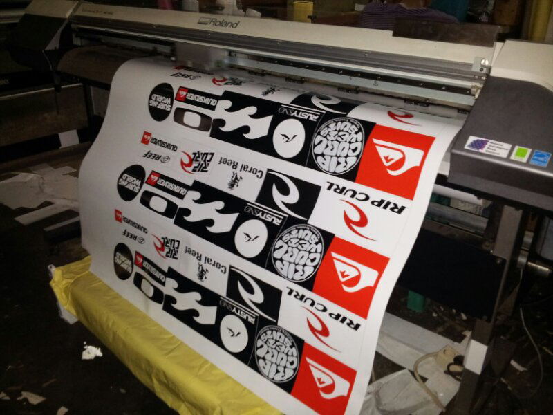 Membuat Sticker Vinyl Menggunakan Mesin Cetak Digital Large Format