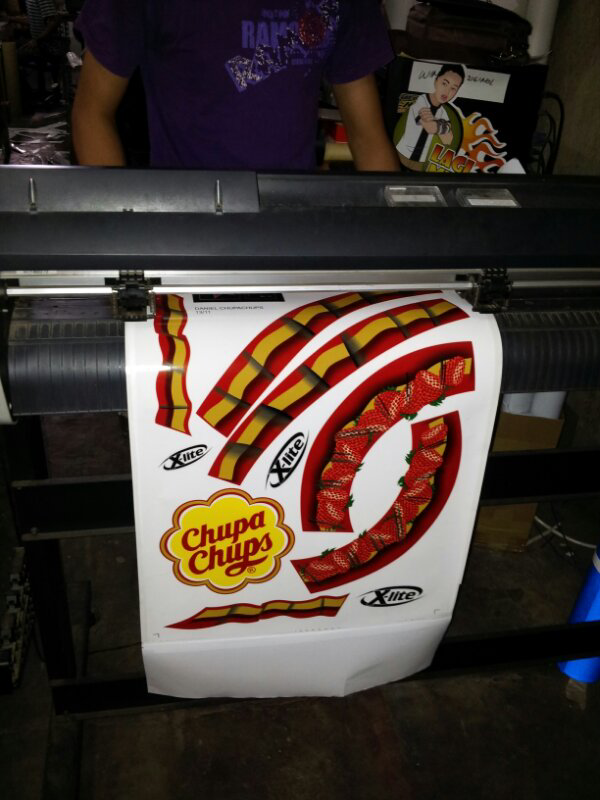 Membuat Sticker Vinyl Menggunakan Mesin Cetak Digital Large Format