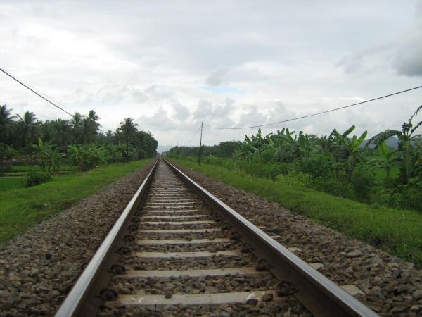 Mengapa di Rel Kereta Api Banyak Batu Kerikil?