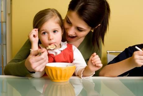 Saat Anak Rewel Makan Jangan Malah 'Disogok' Permen atau Junk Food