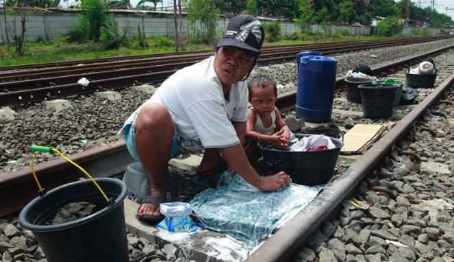Mencuci di Atas Rel