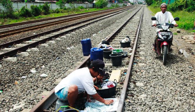 Mencuci di Atas Rel