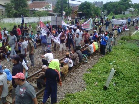 Dilarang Berjualan di Atas KA, Ratusan Asongan Blokir Rel di Cirebon