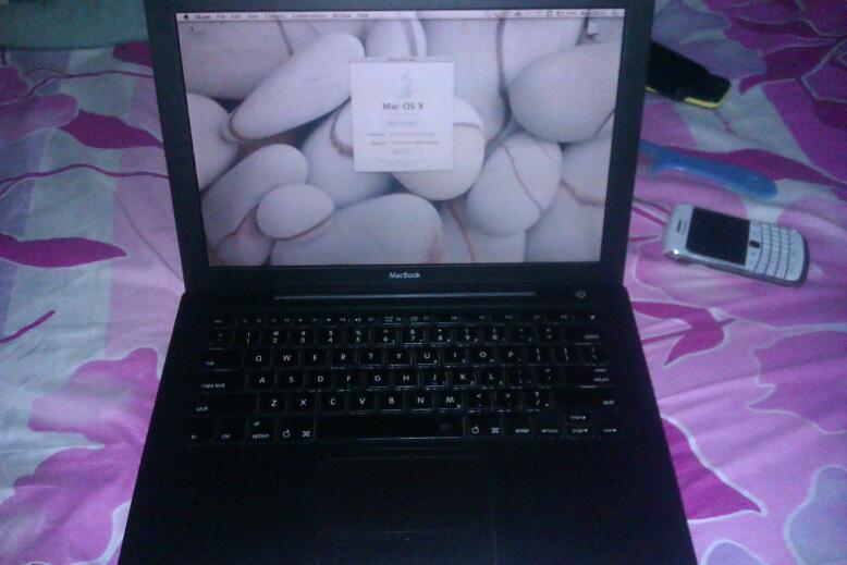 Macbook 2.1 black, batre drop, laennya ga ada masalah gan...