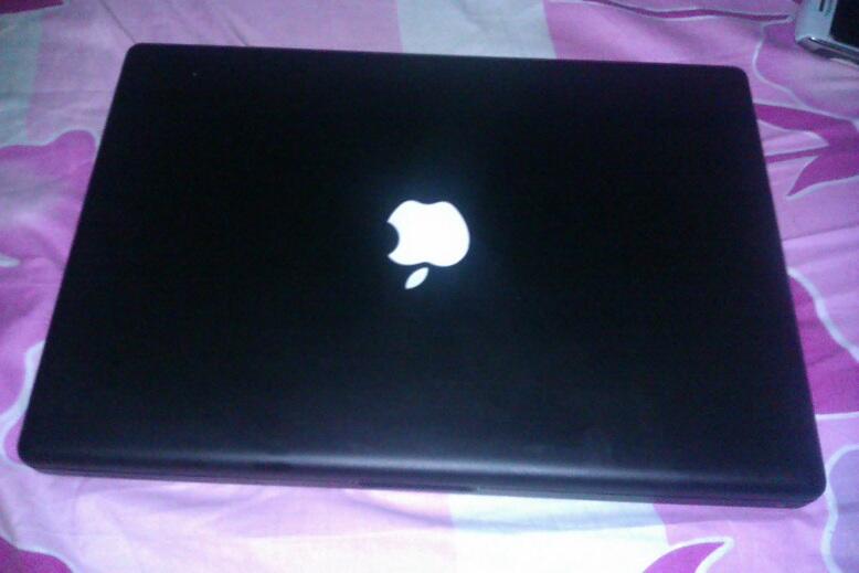 Macbook 2.1 black, batre drop, laennya ga ada masalah gan...
