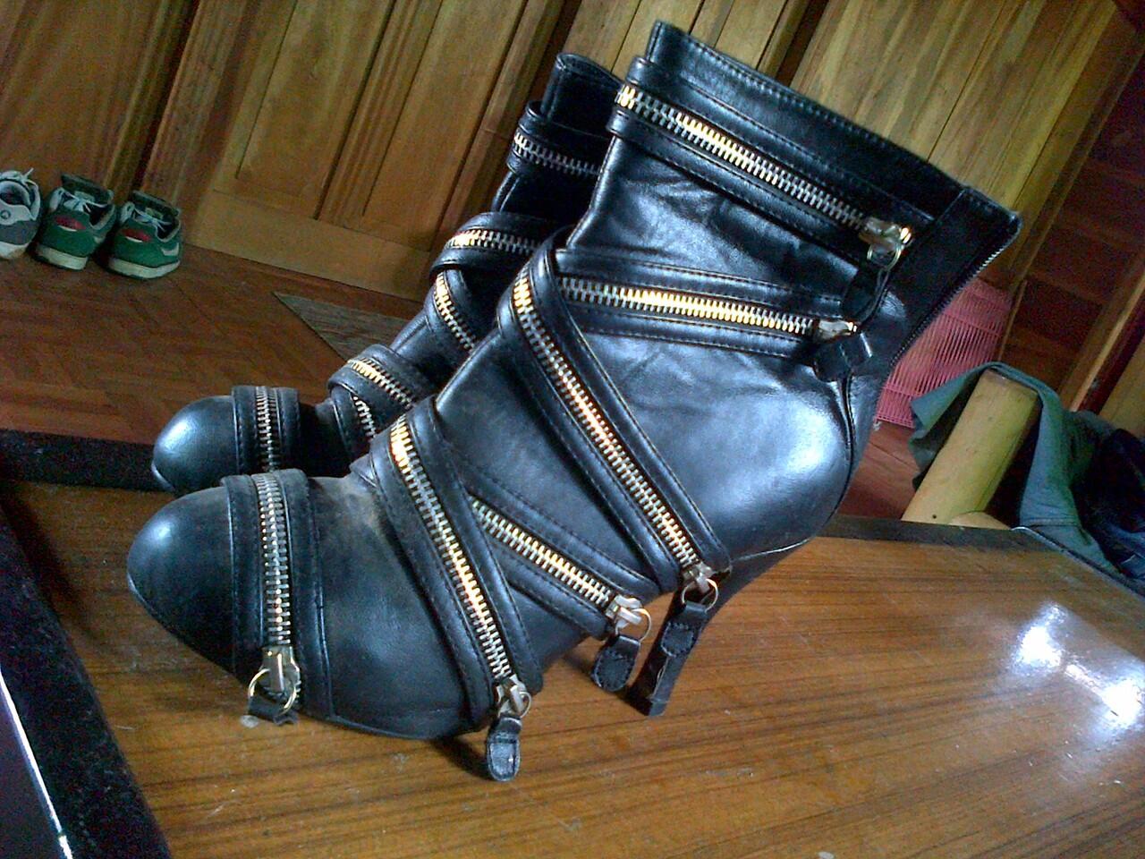 jual sandal/sepatu boots modis korean style bekas cewek kondisi 90% dan 99%