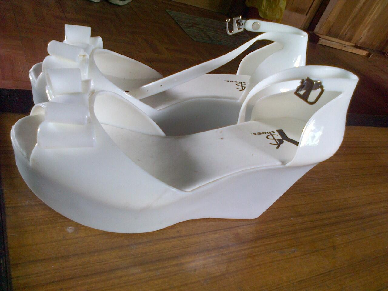 jual sandal/sepatu boots modis korean style bekas cewek kondisi 90% dan 99%
