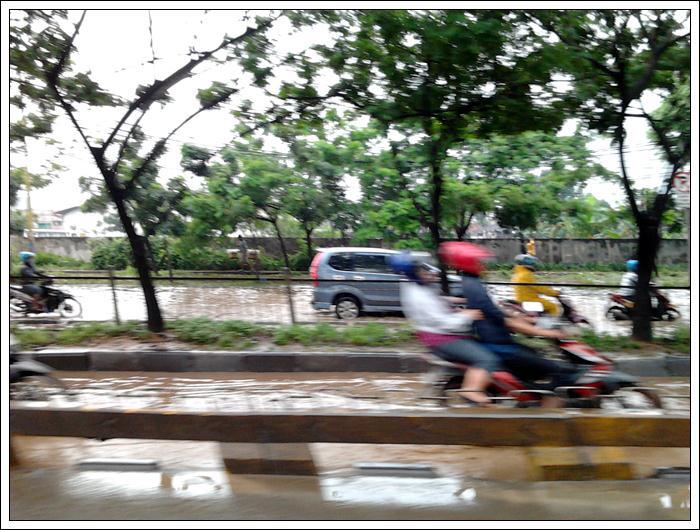 Share Cerita Anda Melawan Banjir saat berangkat kerja / kuliah ,dsb