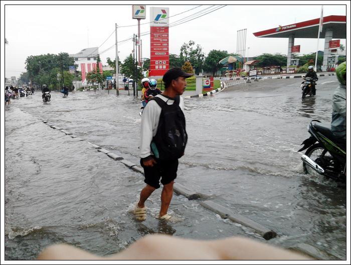 Share Cerita Anda Melawan Banjir saat berangkat kerja / kuliah ,dsb