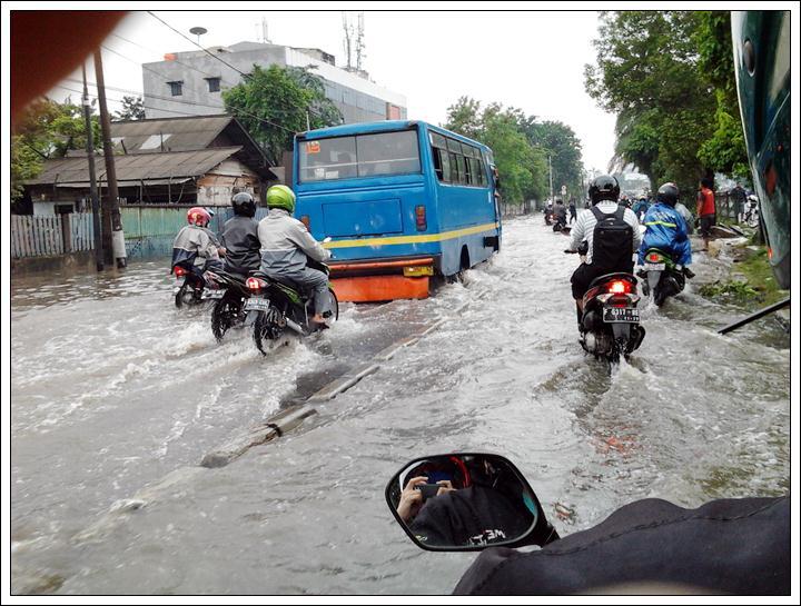 Share Cerita Anda Melawan Banjir saat berangkat kerja / kuliah ,dsb