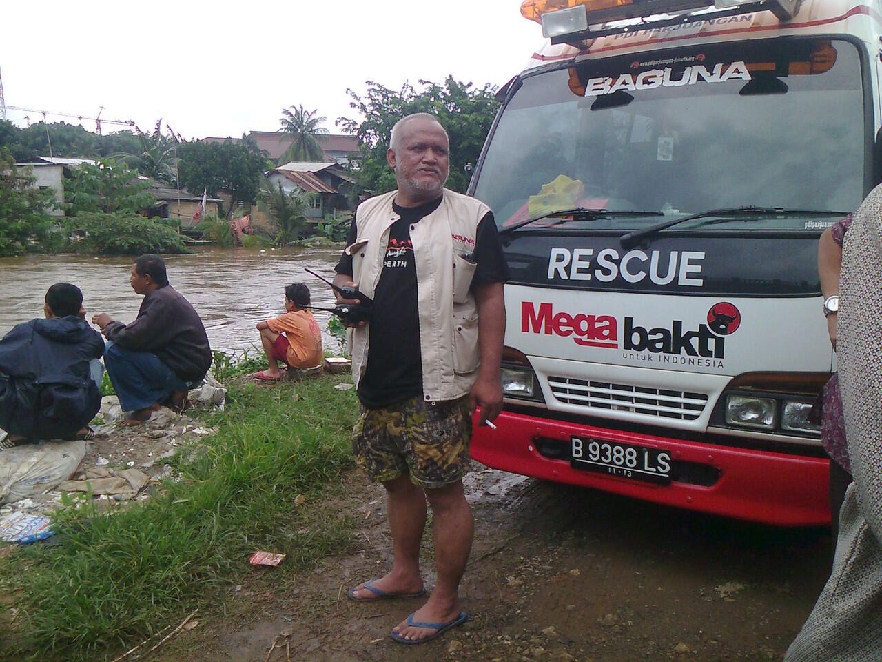 Ada yang bandel bantu korban banjir bawa2 logo partai :p