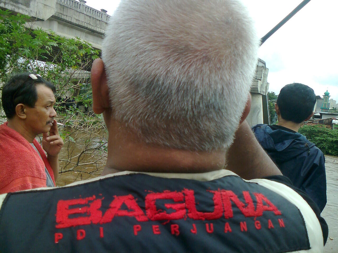 Ada yang bandel bantu korban banjir bawa2 logo partai :p