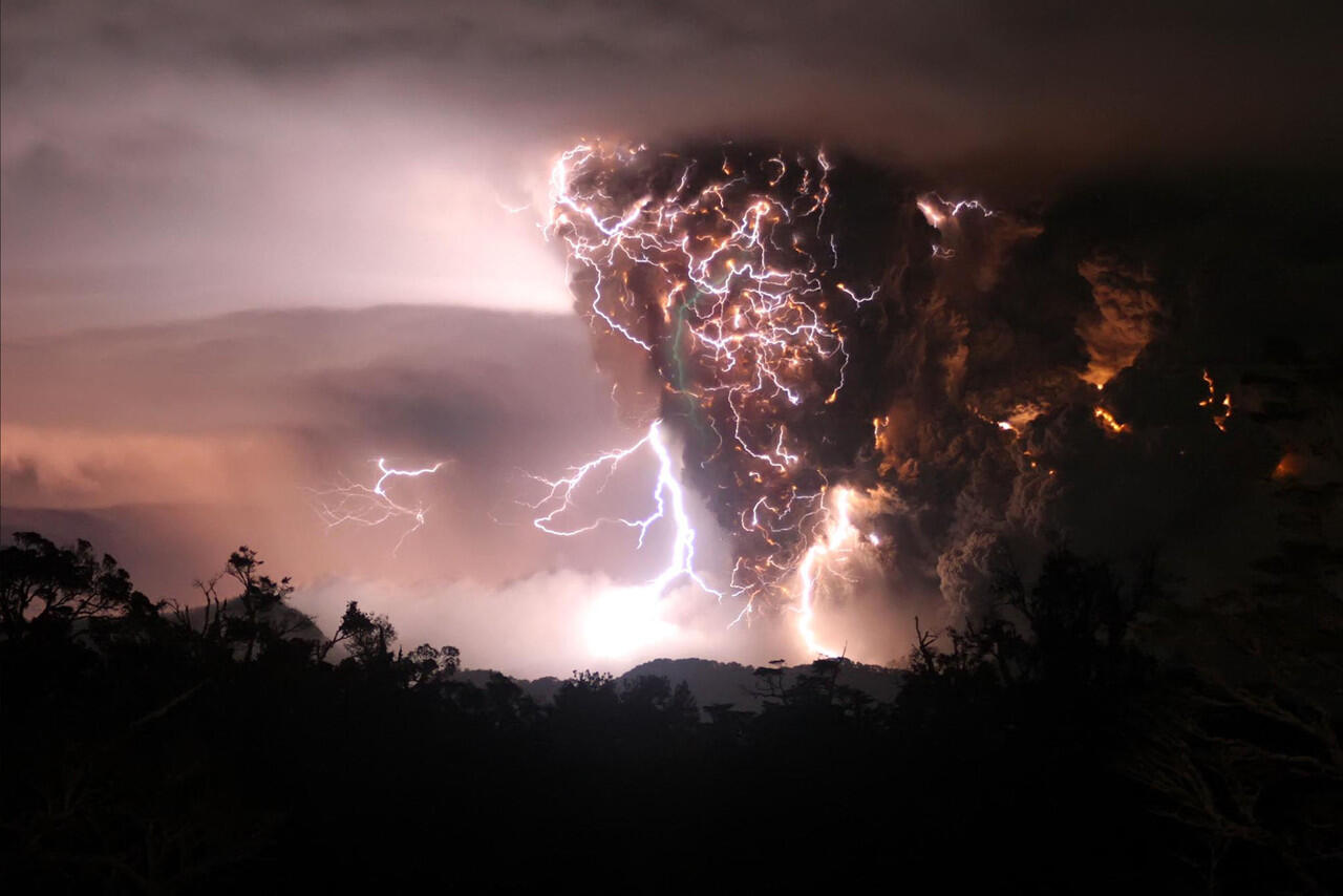 Mengapa Erupsi Gunung Berapi Memunculkan Petir: Teori Ilmiah + Spectacular Pic