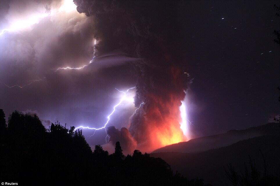 Mengapa Erupsi Gunung Berapi Memunculkan Petir: Teori Ilmiah + Spectacular Pic