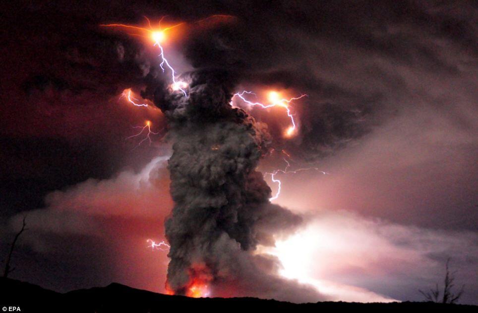 Mengapa Erupsi Gunung Berapi Memunculkan Petir: Teori Ilmiah + Spectacular Pic