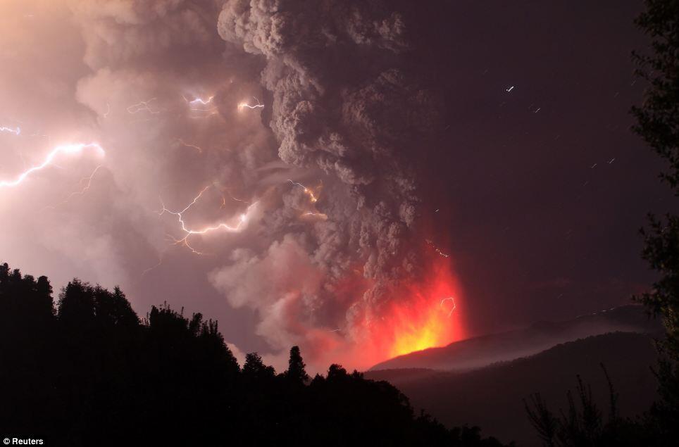 Mengapa Erupsi Gunung Berapi Memunculkan Petir: Teori Ilmiah + Spectacular Pic