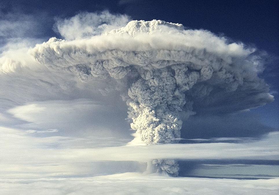 Mengapa Erupsi Gunung Berapi Memunculkan Petir: Teori Ilmiah + Spectacular Pic