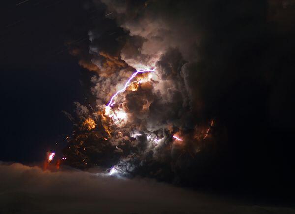 Mengapa Erupsi Gunung Berapi Memunculkan Petir: Teori Ilmiah + Spectacular Pic