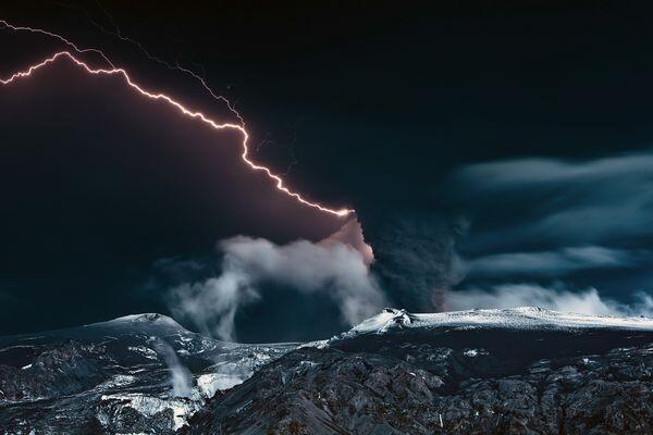 Mengapa Erupsi Gunung Berapi Memunculkan Petir: Teori Ilmiah + Spectacular Pic