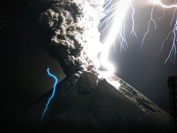 Mengapa Erupsi Gunung Berapi Memunculkan Petir: Teori Ilmiah + Spectacular Pic