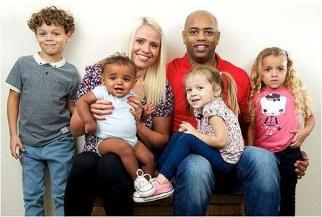 'Keluarga Pelangi' Memiliki Anak dengan Warna Kulit Berbeda-beda