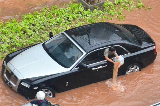 FOTO: Rolls-Royce Rp10 Miliar Keok Hadapi Banjir Jakarta