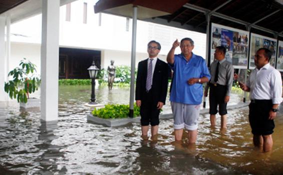 KOLAM RENANG TERLUAS DI DUNIA ADA DI SINII (KOCAK GAN INDONESIA PUNYA)