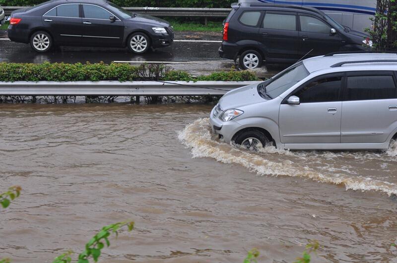 Foto Foto Kondisi Banjir Tol Soetta - Priok