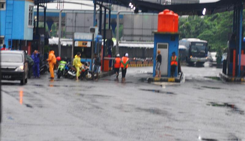 Foto Foto Kondisi Banjir Tol Soetta - Priok