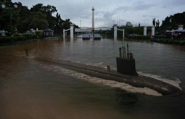 Kapal selam masuk kota, cuman ada di indonesia.