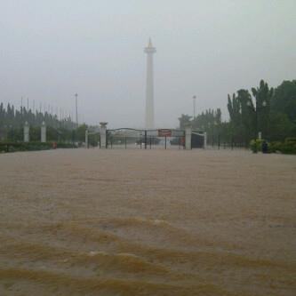 Gambar Gambar yang muncul ketika banjir di DKI