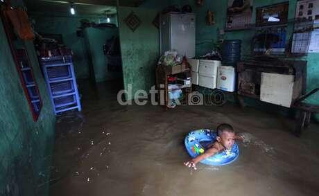 12 Cara Kreatif &amp; Nekat Warga Jakarta Tembus Banjir