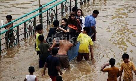 12 Cara Kreatif &amp; Nekat Warga Jakarta Tembus Banjir