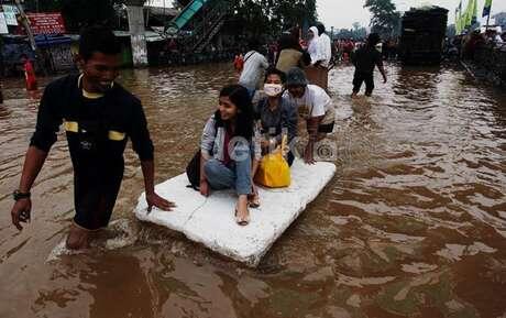 12 Cara Kreatif &amp; Nekat Warga Jakarta Tembus Banjir