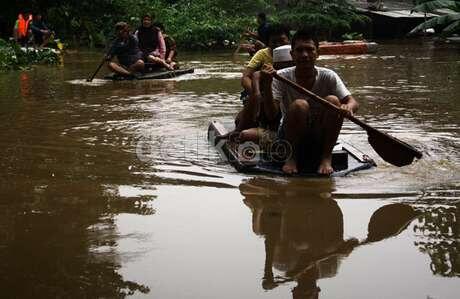 12 Cara Kreatif &amp; Nekat Warga Jakarta Tembus Banjir