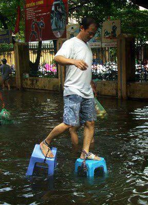 12 Cara Kreatif &amp; Nekat Warga Jakarta Tembus Banjir