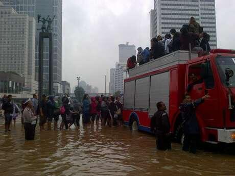 12 Cara Kreatif &amp; Nekat Warga Jakarta Tembus Banjir