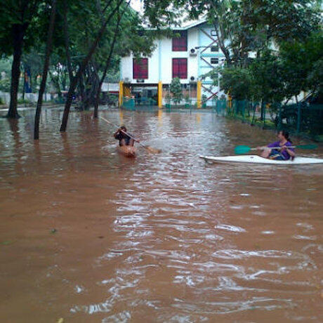 12 Cara Kreatif &amp; Nekat Warga Jakarta Tembus Banjir