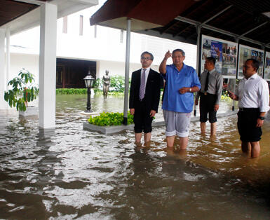 Banjir di Jakarta.. Istana Negara ikutan Banjir.. SBY Gulung Celana..